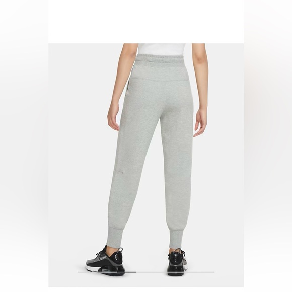 New Women Nike sportwear tech fleece/ size S (4-6) - Picture 3 of 4